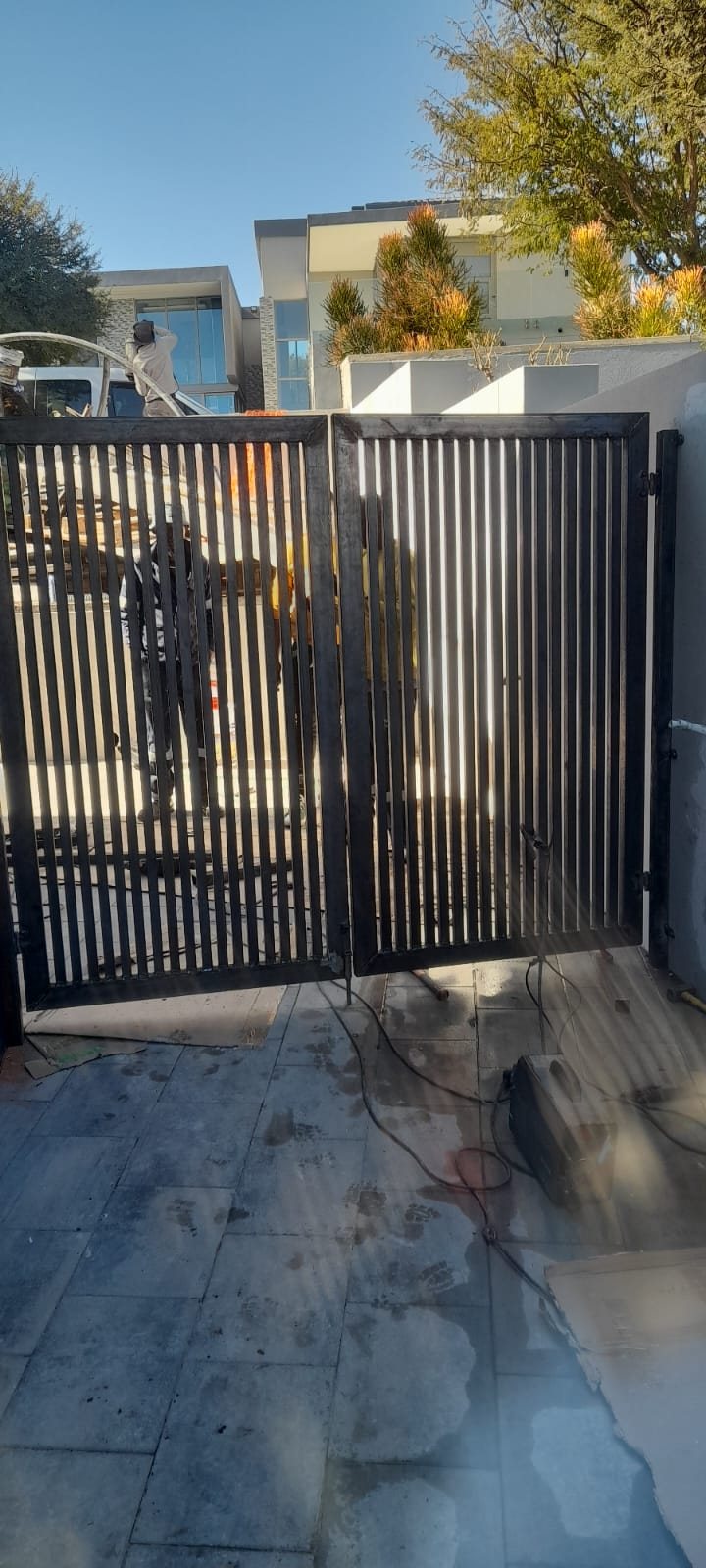 Aluminium vertical slat driveway gate